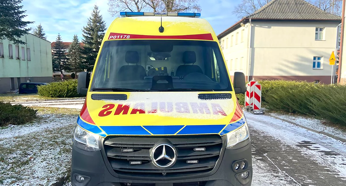 Zdrowie Uroda Szpital, Karetka milion oklejona Okonek! Odklejona logiki Złotów uboczu - zdjęcie, fotografia