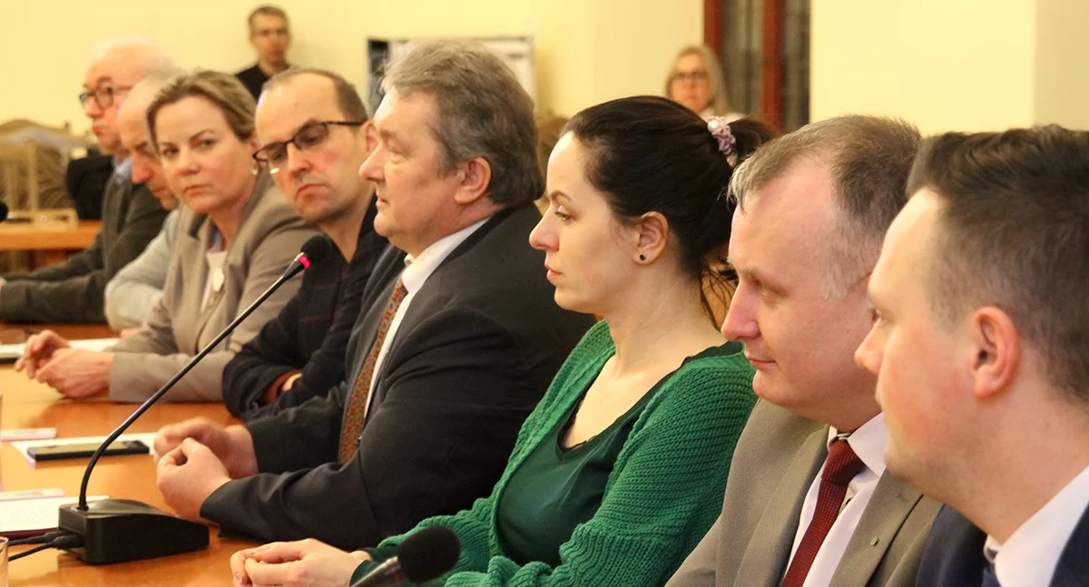 Samorządowcy, Budżet powiatu na diecie Stagnacja i brak ambicji krytykują radni - zdjęcie, fotografia