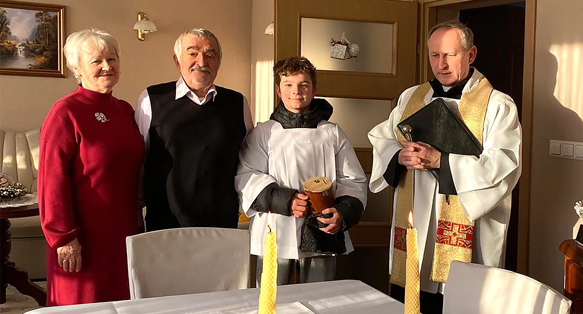 – Kolęda to rewizyta. Parafianie przychodzą do kościoła – do Domu Bożego, a my raz w roku idziemy do ich domu, żeby porozmawiać, posłuchać i być z nimi – mówi ks. Andrzej Wachowicz, proboszcz parafii w Jastrowiu