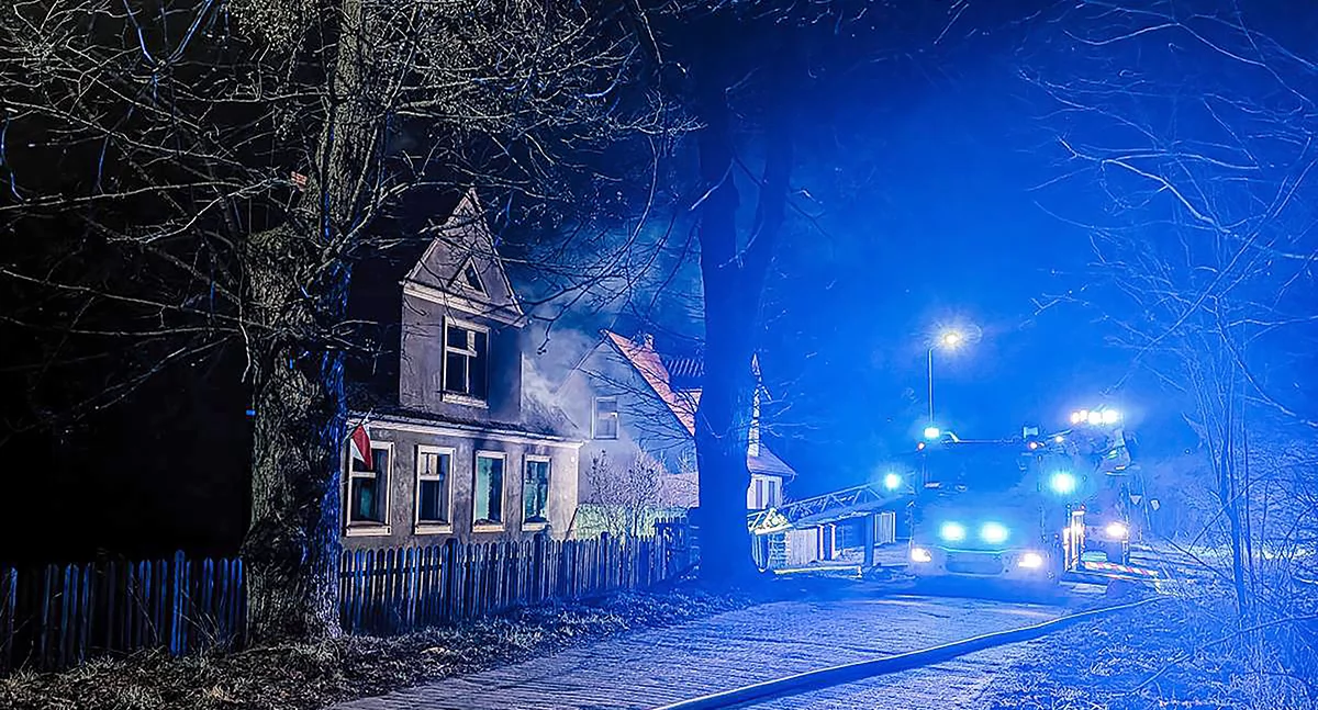 Ludzie losy pasje, Strażacy ostatniej chwili uratowali kobietę pożaru - zdjęcie, fotografia