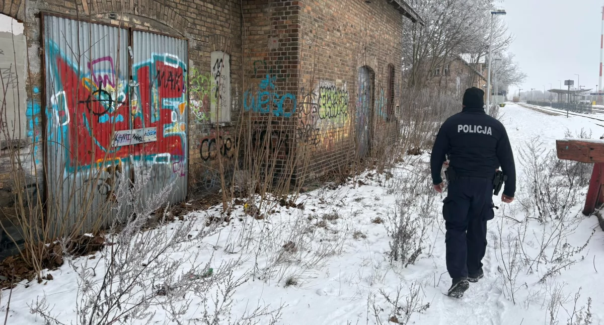 Okres jesienno - zimowy to czas, kiedy policjanci podczas patroli zwracają szczególną uwagę na miejsca, gdzie mogą szukać schronienia i nocować bezdomni. Są to zazwyczaj pustostany, ogródki działkowe, altanki.