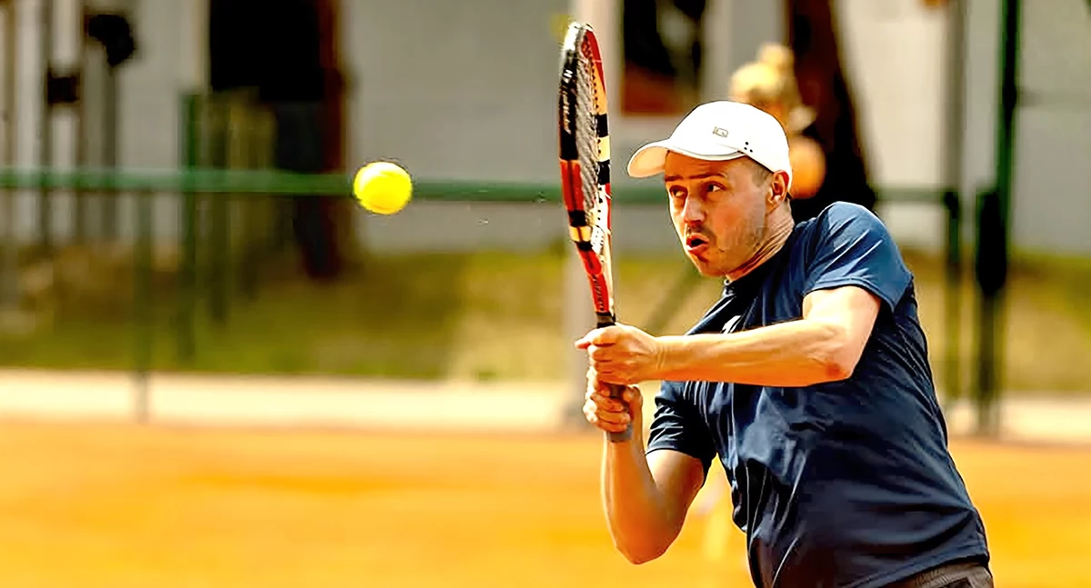 Tenis ziemny, Trzymam rakietę Alcaraz mówi Sławomir Wrzeszcz tenisowy w Złotowie - zdjęcie, fotografia