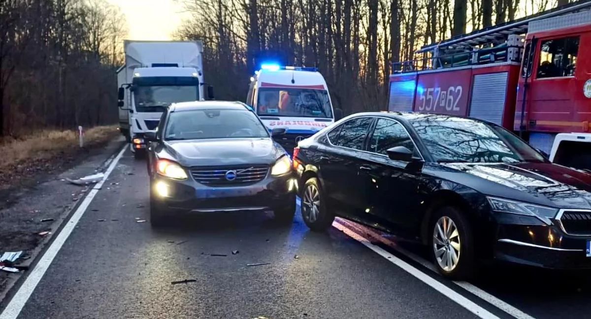 W wyniku zdarzenia do szpitala trafiła kierująca Volvo. 