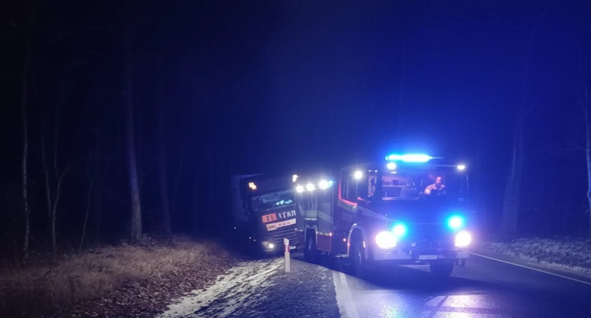 Samochód ciężarowy, który wpadł do rowu na drodze wojewódzkiej nr 188 w kierunku Złotowa.