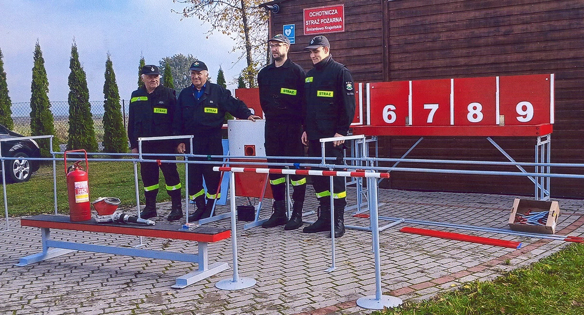 Straż pożarna, Miał przeszkód młodzieży który dzieli strażaków - zdjęcie, fotografia