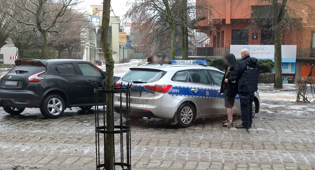 Kronika kryminalna, chcieli wyprowadzić Zniszczyli drzwi krzesło wyleciało przez - zdjęcie, fotografia