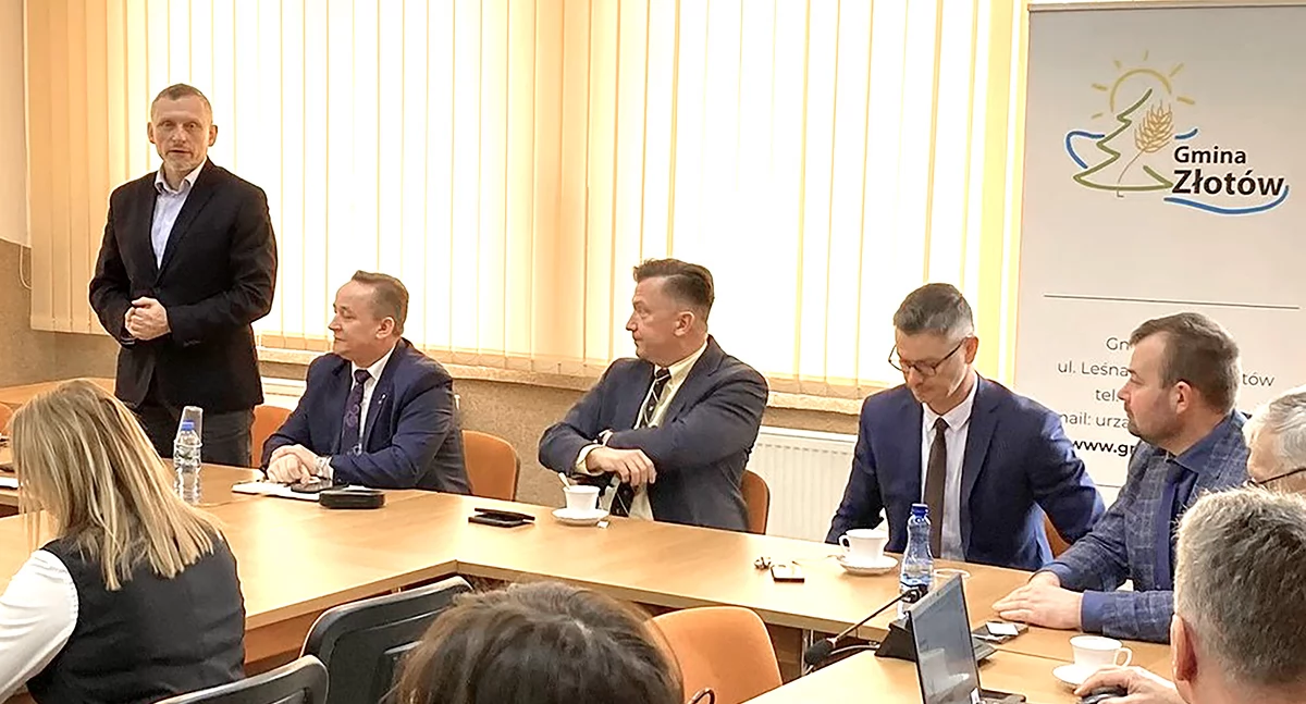 Piotr Lach wprost mówi na spotkaniach, że gdyby ludziom dano dostęp do taniego prądu, większość starych pieców już dawno by zniknęła (fot. UG Złotów)