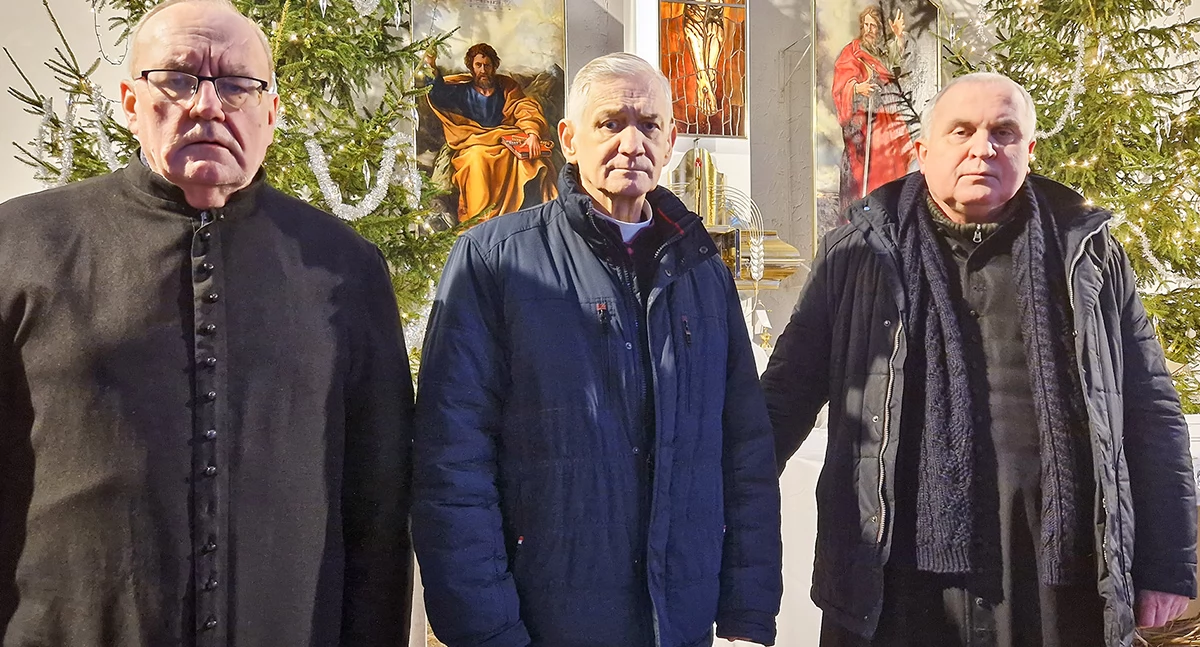 Od lewej księża: Tadeusz Czyż, Andrzej Choroba, Arkadiusz Kalinowski