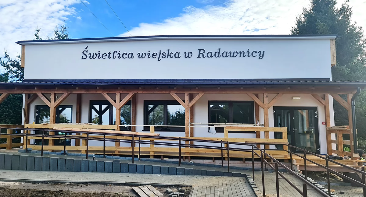 Uroczystości obchody, Droższe znaczy puste wiejskie oblegane - zdjęcie, fotografia
