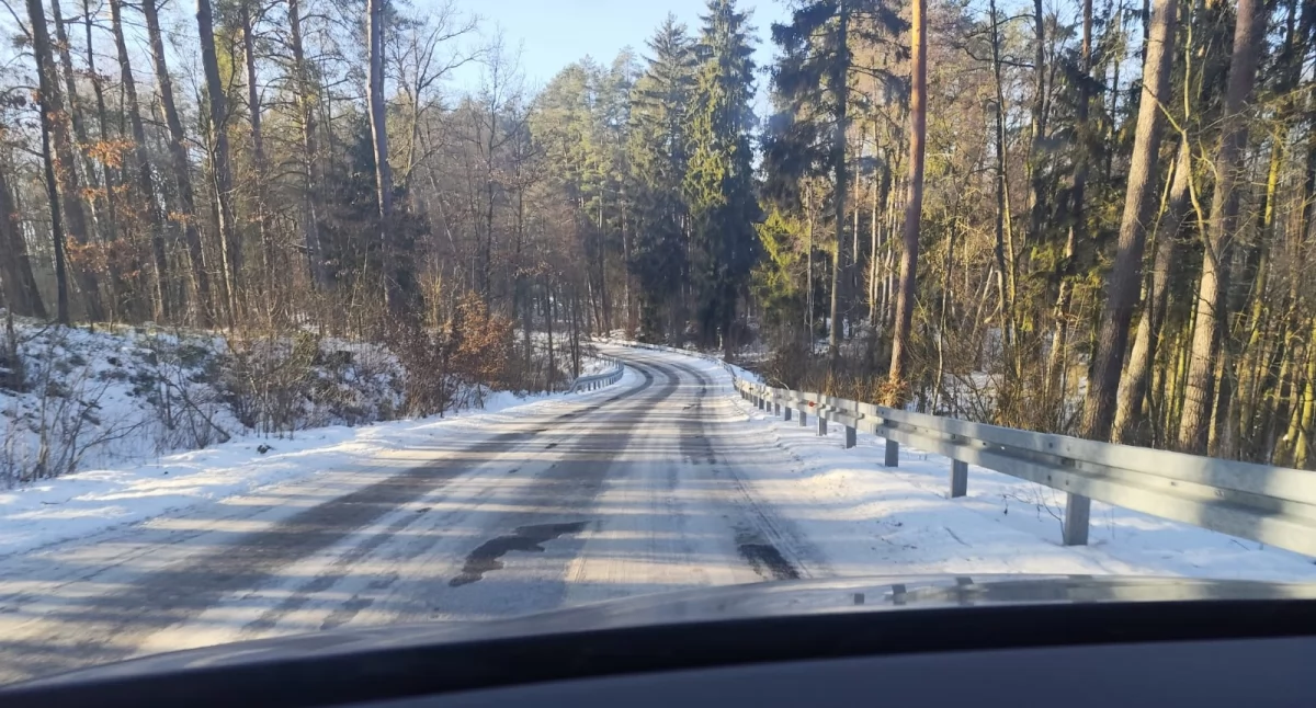 Drogi i komunikacja, „Jedno wielkie lodowisko” Mieszkańcy alarmują stanie drogi Wersk–Zakrzewo - zdjęcie, fotografia