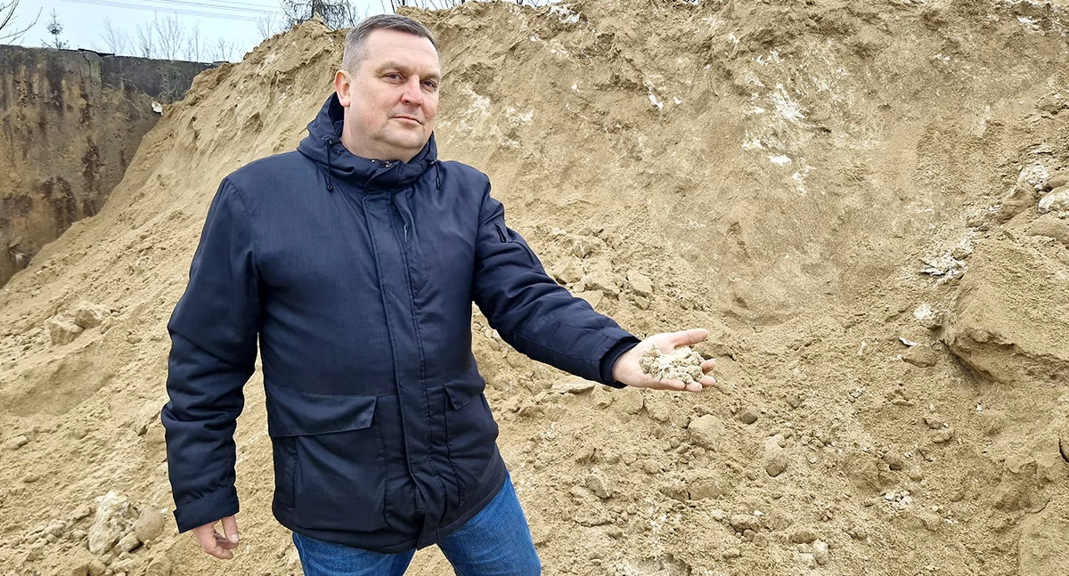 PZD kupuje sól i piasek, a następnie miesza je samodzielnie, tworząc różne warianty: z większą ilością soli, z mniejszą, bardziej i mniej „agresywne”