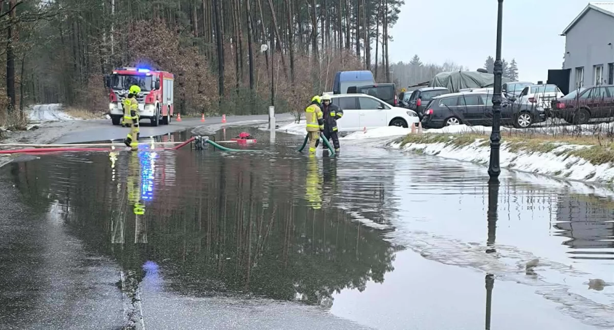 Straż pożarna, Ulice wodą Strażacy znowu ruszyli akcji - zdjęcie, fotografia