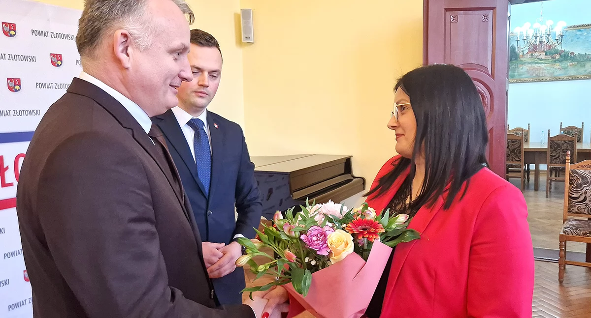 Starosta Wruk i wicestarosta Sztych podziękowali odchodzącej skarbniczce za krótki okres współpracy