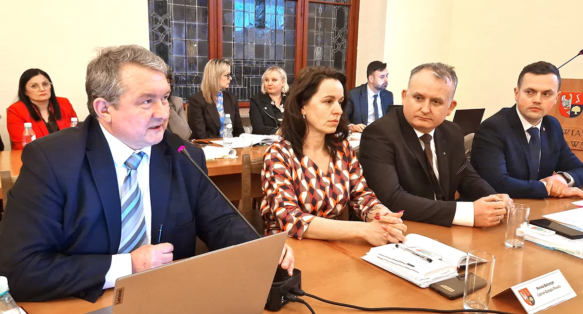 – Rozumiem, że moja krytyka błędów, które popełnia starosta, staroście nie odpowiada, ale ja tu występuję w interesie mieszkańców powiatu złotowskiego, a nie w interesie swoim, Koalicji Obywatelskiej, mocodawców partyjnych czy jeszcze kogoś innego – podsumował dosadnie A. Antoniewicz