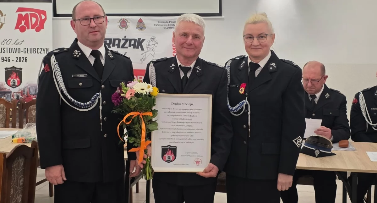 Szczególne podziękowania za lata pracy w jednostce OSP Augustowo/Głubczyn trafiły do rąk Macieja Michonia fot: OSP Augustowo/Głubczyn