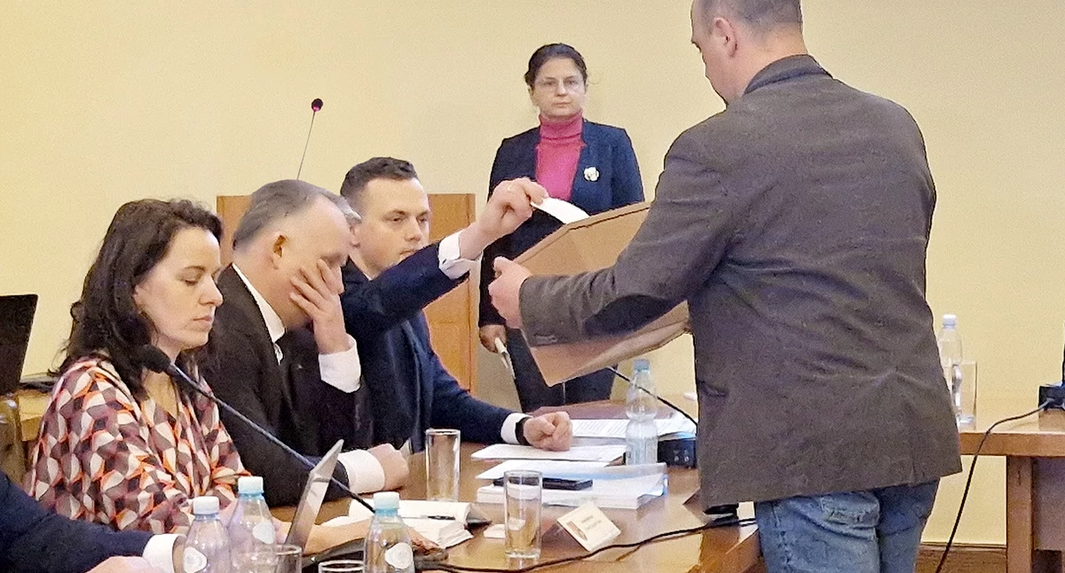 Samorządowcy, Głosowanie na ostatnią chwilę Ściągali radnych Koalicji Obywatelskiej na salę obrad - zdjęcie, fotografia