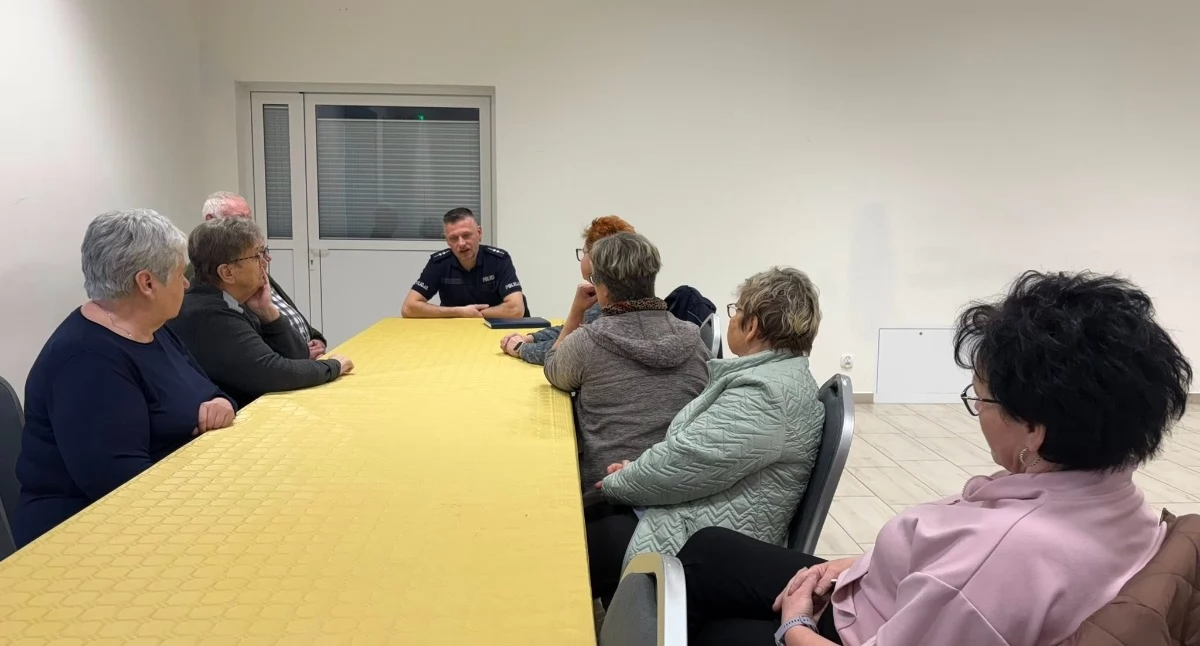 Policja - komunikaty i akcje, Dzielnicowy spotkał mieszkańcami - zdjęcie, fotografia