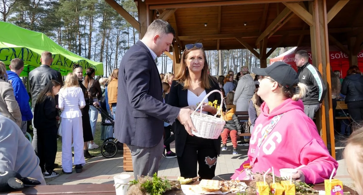 Spotkania Festyny, Dzieci ruszyły wielkanocne łowy Wszystko przez unijnego zająca - zdjęcie, fotografia