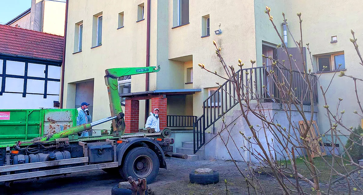 Ludzie losy pasje, Fekalne piekło w kamienicy posprzątane! - zdjęcie, fotografia