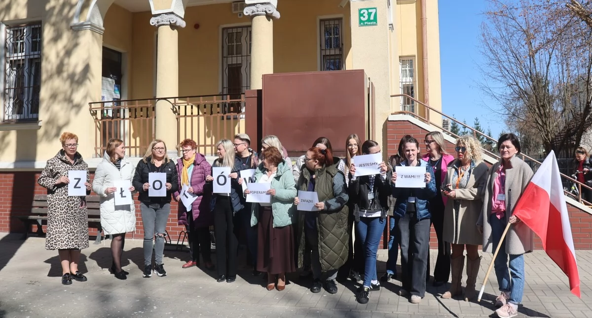 Administracja, Pracownicy złotowskiego oddziału potestują! - zdjęcie, fotografia
