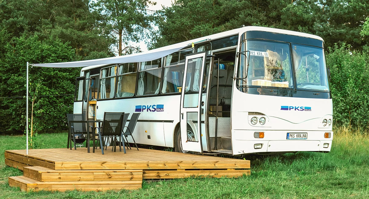 Ludzie losy pasje, urodziny kupił sobie autobus zrobił niego kamper - zdjęcie, fotografia