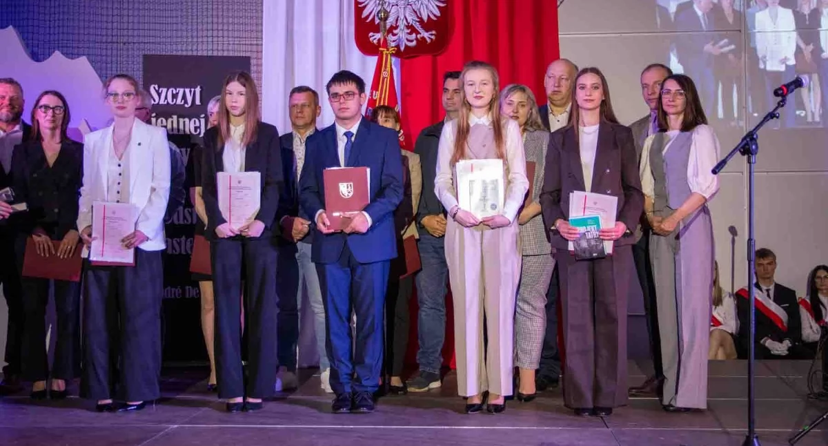 Edukacja, [ZDJĘCIA] Pożegnanie absolwentów Złotowie - zdjęcie, fotografia