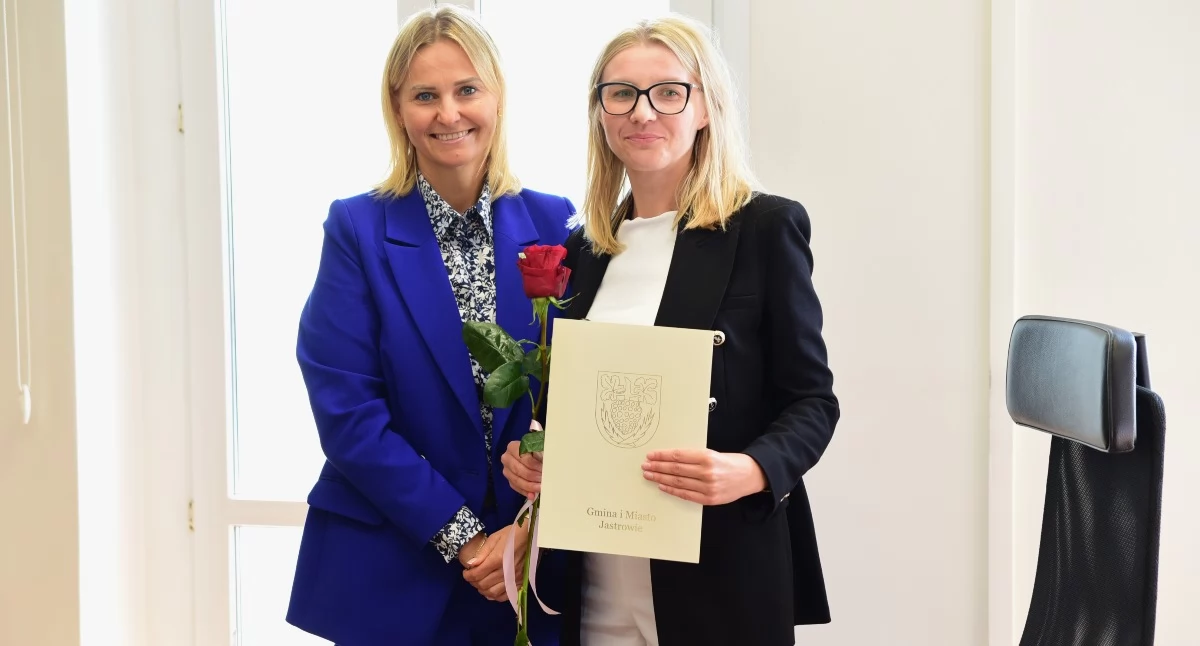 W ubiegłym roku Małgorzata Roszko przyjęła z rąk burmistrzyni Ewy Winkowskiej akt nadania nauczyciela mianowanego fot UM Jastrowie