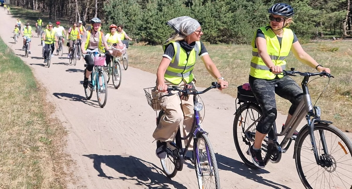 Kolarstwo, rowerowy Starej Wiśniewce Blisko osób wsiadło rowery! - zdjęcie, fotografia