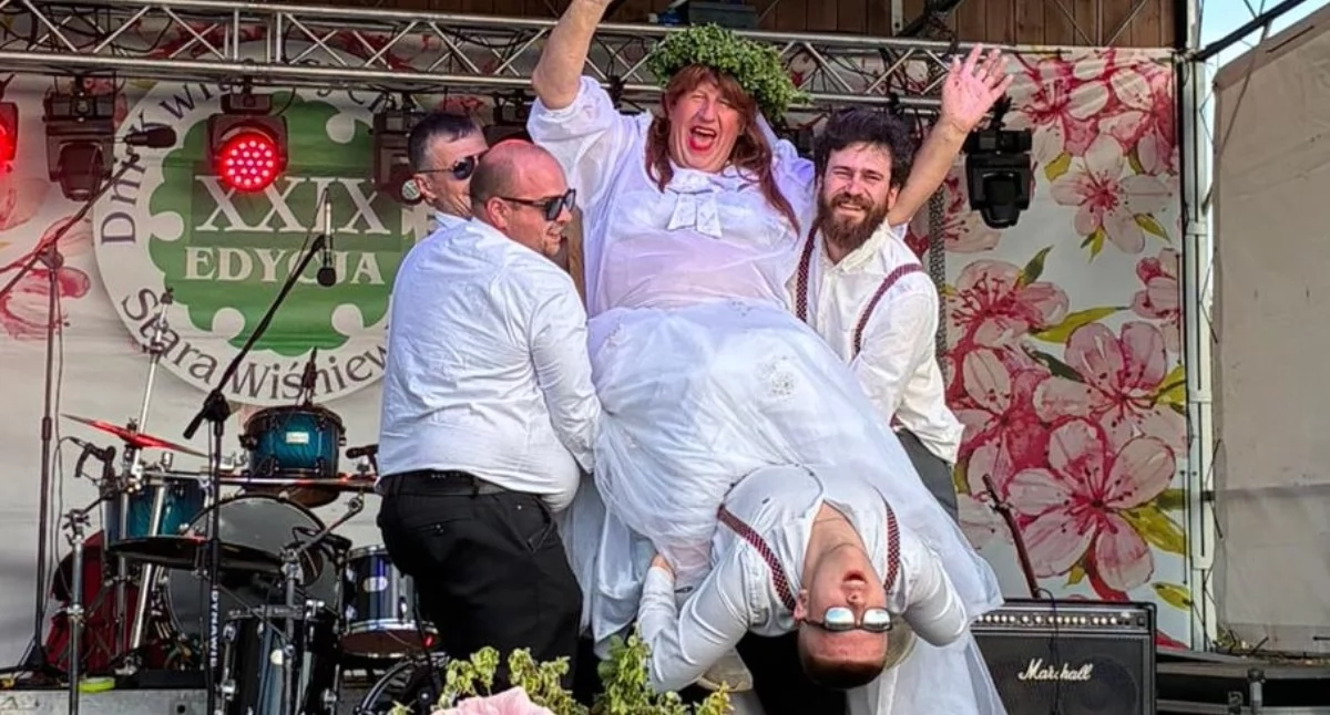 Uroczystości obchody, Pogoda dopisała nigdy Kwitnących Wiśni Starej Wiśniewce strzałem dziesiątkę - zdjęcie, fotografia