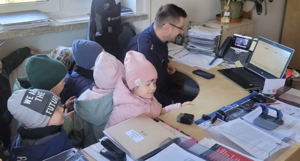 Policja - komunikaty i akcje, Dzieci komisariacie - zdjęcie, fotografia