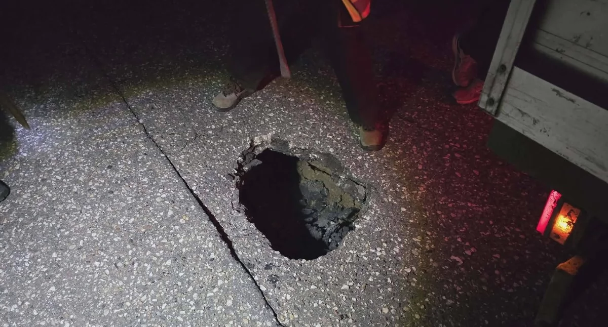 Straż pożarna, Drogowa pułapka groźna wyrwa jezdni! - zdjęcie, fotografia