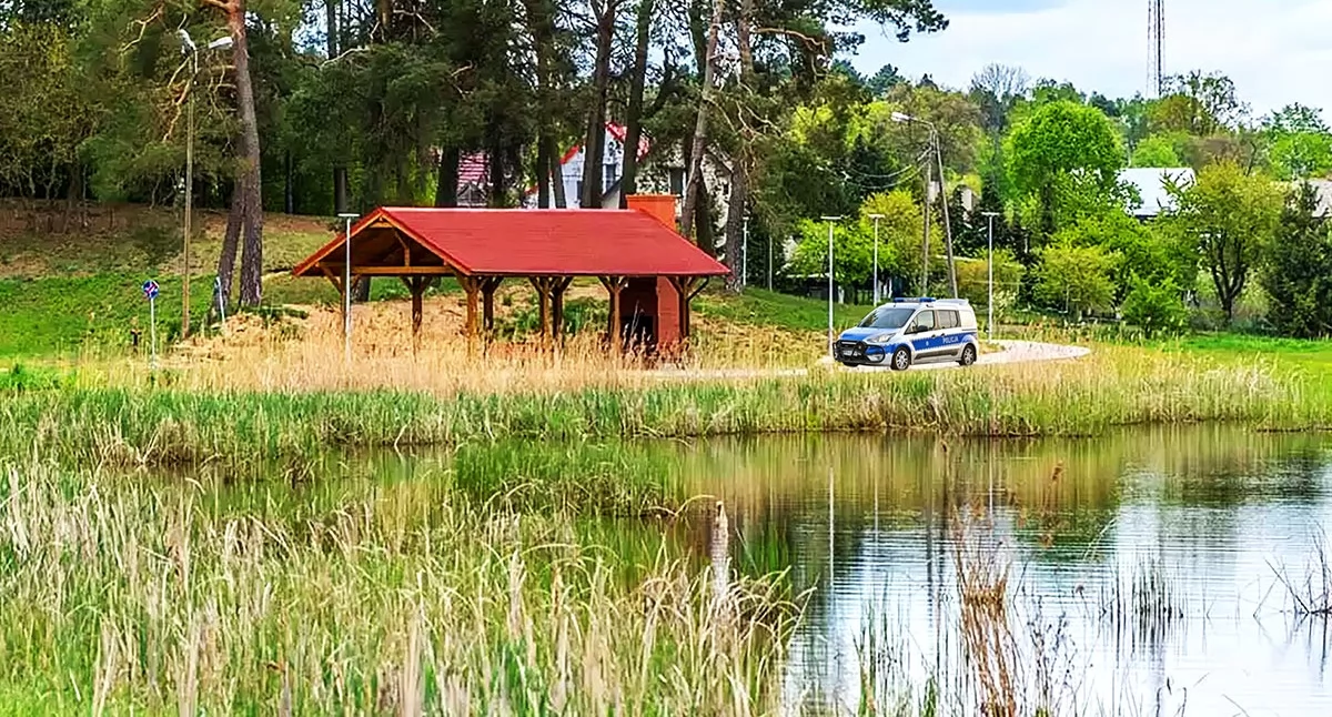 Policja - komunikaty i akcje, Radiowóz promenadzie młodzi krzakach - zdjęcie, fotografia