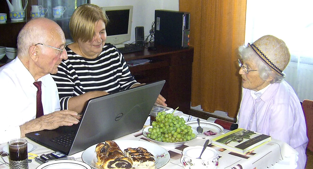 Na zdjęciu oprócz pana Knispela i Krystyny Nita (w środku) jest Anne Marie Schmidt, z Espenhagen (dzisiejsza Osówka), córka współwłaściciela gorzelni