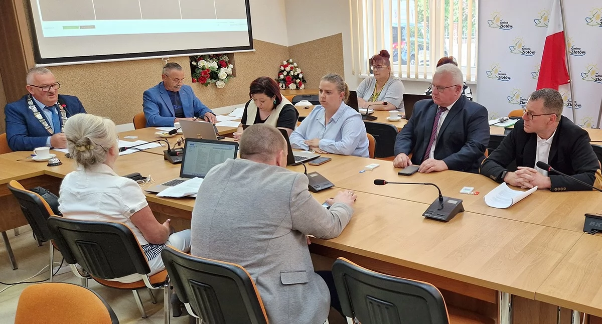 Biznes praca pieniądze, Zamykamy szkoły a budujemy remizę - zdjęcie, fotografia