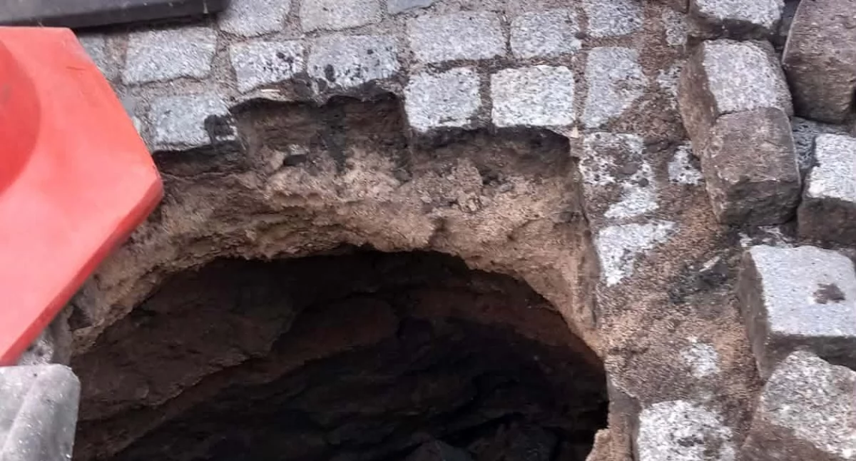 Drogi i komunikacja, Niebezpieczna wyrwa wysepce przejściu pieszych - zdjęcie, fotografia