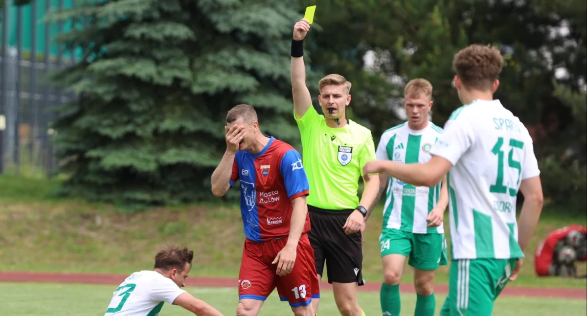 Marcin Ankudowicz, grający trener, nie mógł się pogodzić nie tylko z żółtą kartką ale pewnie i z końcowym wynikiem swojej drużyny fot. Agnieszka Wieleba