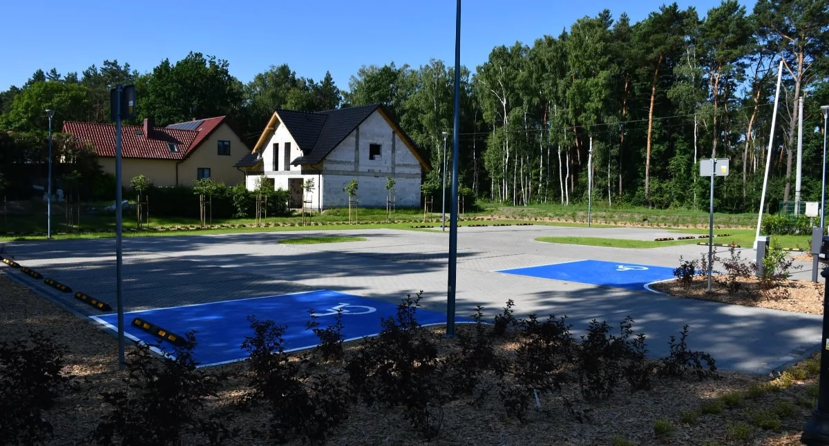 Miejsca parkingowe, szlaban i miejsce do dokonywania płatności czekają na pierwszych kierowców fot. Gmina Zakrzewo