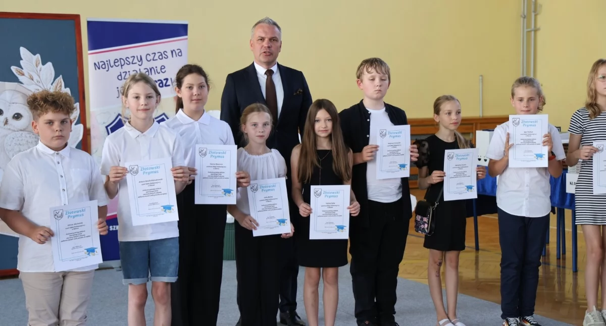 Edukacja, Trzynastu uczniów średnią Burmistrz Złotowa nagrodził najlepszych najlepszych - zdjęcie, fotografia
