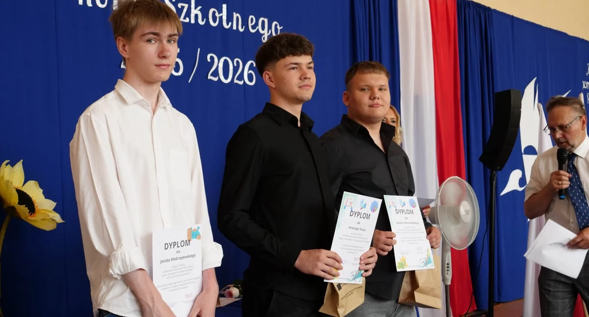 Edukacja, Zakończenie szkolnego złotowskim Ekonomie Były nagrody wzruszenia życzenia bezpiecznych wakacji - zdjęcie, fotografia