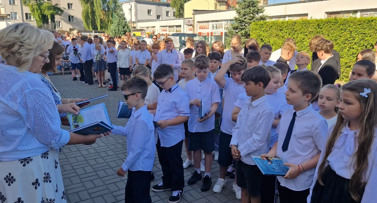 Edukacja, Nagrody gratulacje wakacje rozpoczęte Zespole Szkół Katolickich - zdjęcie, fotografia