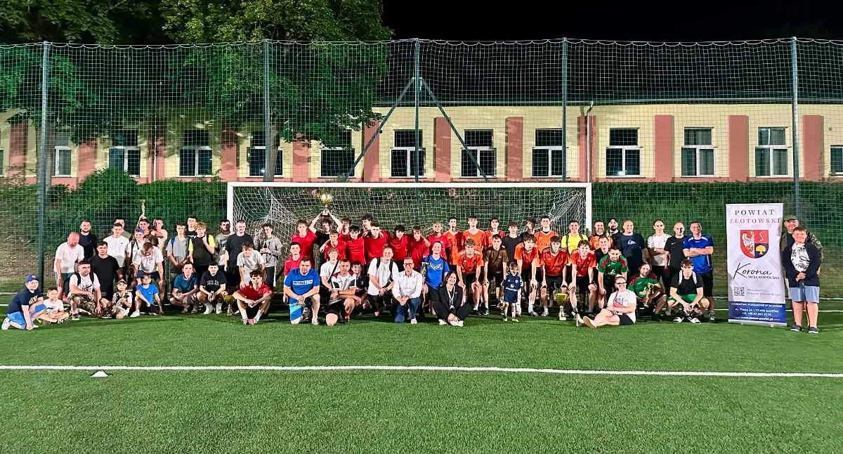 Zbiorowe zdjęcie wszystkich uczestników turnieju
