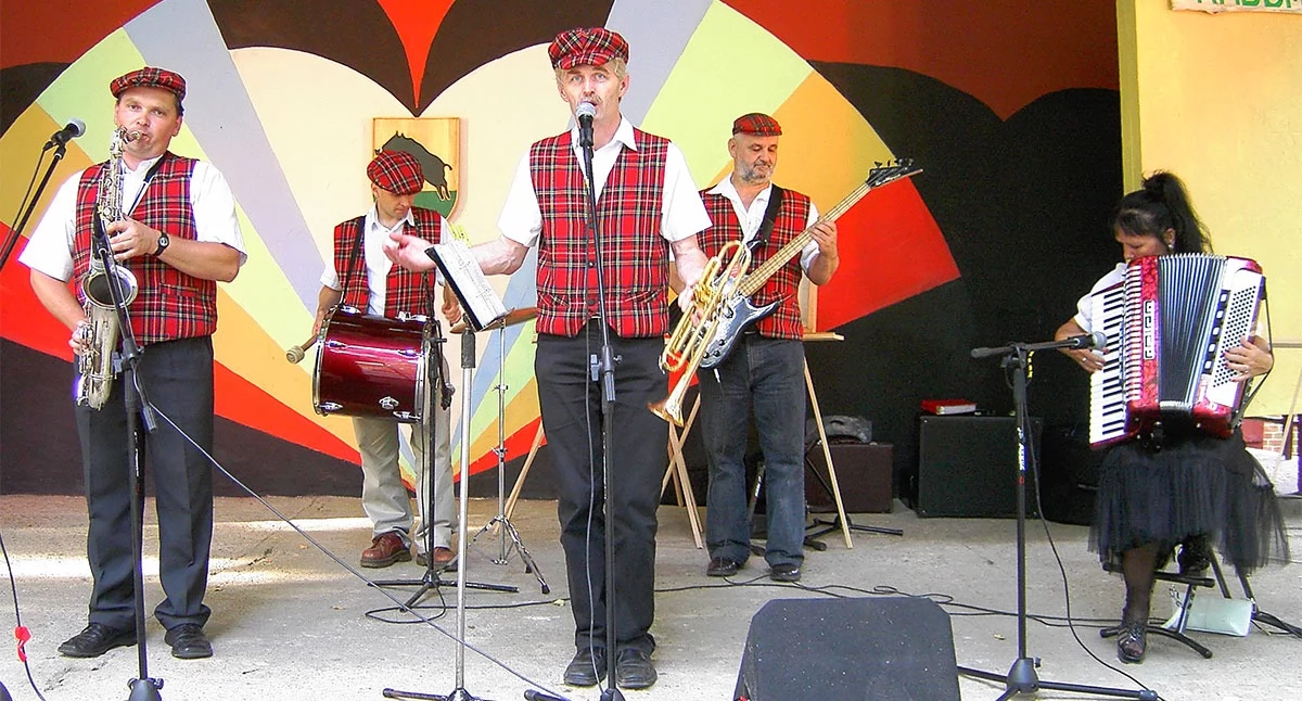 Dni Lubasza, 2007 r.. Od lewej: Jarosław Fifielski – saksofon, Sylwester Pikulik – bęben, Krzysztof Majewski – trąbka, Andrzej Olko – gitara basowa, Urszula Belka – akordeon