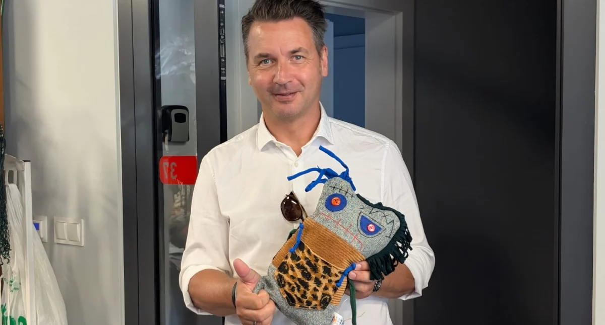 Na zdjęciu burmistrz Jörg Zietemann w towarzystwie jednego z Helpaków. 