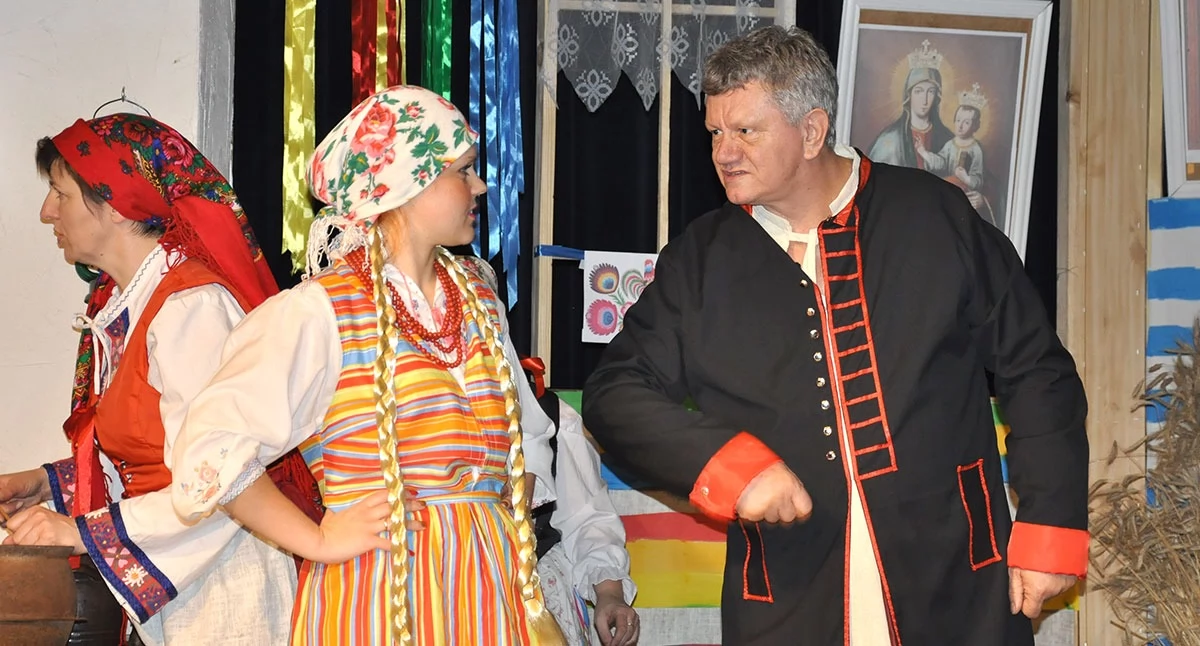 Od lewej Wioletta Schienke, Ewa Paczkowska, Lech Wiśniewski. W sztuce „Chłopi bez Jagny”