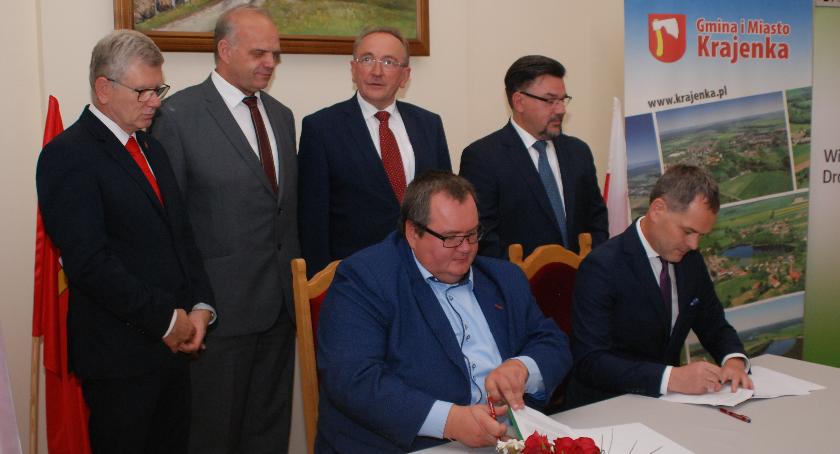 Dokument w Urzędzie Miasta i Gminy w Krajence podpisał dyrektor Wielkopolskiego Zarządu Dróg Wojewódzkich, oraz przedstawiciel wykonawcy, spółki TRAKCJA PRKiL