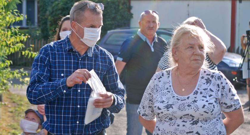 Oznaką sprzeciwu wobec dużej chlewni wśród zwartej zabudowy wsi były nie tylko bannery z hasłami ale i specjalne maski (zdjęcie: Szymon Chwaliszewski)