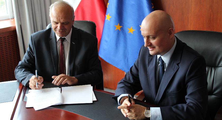 Umowę na dofinansowanie podpisali w poniedziałek Starosta Złotowski Ryszard Goławski i Wojewoda Wielkopolski Zbigniew Hoffmann (zdjęcie: starostwo powiatowe)