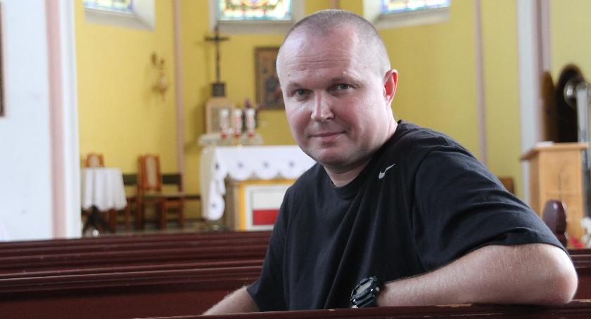 - Mimo tylu materialnych obowiązków, jakie nas czekają, sprawy duchowe są pierwsze. Jeśli tak będzie, wierzę, że uda się zjednoczyć tę parafię we wspólnym celu - przekonuje ksiądz Sebastian (zdjęcie: Piotr Steffen)