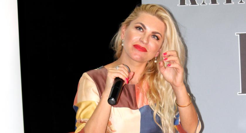 Katarzyna Bonda urzeka naturalnością, a przy tym ma wyraziste poglądy – rozmówczyni idealna