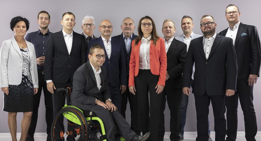Na zdjęciu od lewej: Sylwina GŁĘBCZYŃSKA, Łukasz CZERWIEC, Grzegorz KOLERA, Krzysztof KORONKIEWICZ, Zbigniew ŻUBRYJ, Stanisław WOJTUŃ, Roman GŁYŻEWSKI, Agnieszka JĘSIEK-BARABASZ, Krzysztof KULASEK, Jakub PIENIĄŻKOWSKI, Łukasz PIOSIK, Tomasz CEGIELSKI